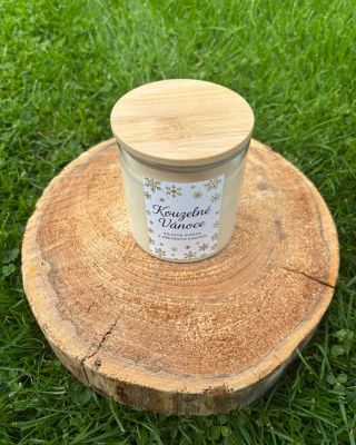 Kouzelné Vánoce v jedné svíčce 🎄 Dřevěný knot, hřejivá vůně a ruční česká výroba. Rozsviťte svůj domov světlem, které voní...