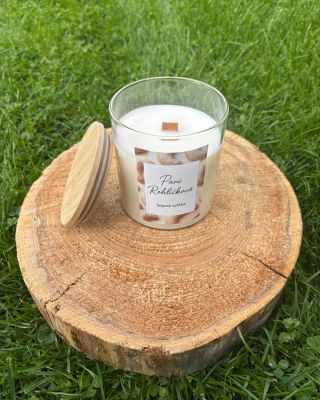 🕯️✨ Paní Rohlíčková – svíčka, která voní jako čerstvě upečené vanilkové rohlíčky! ✨ Kouzelná vůně domova, praskající...